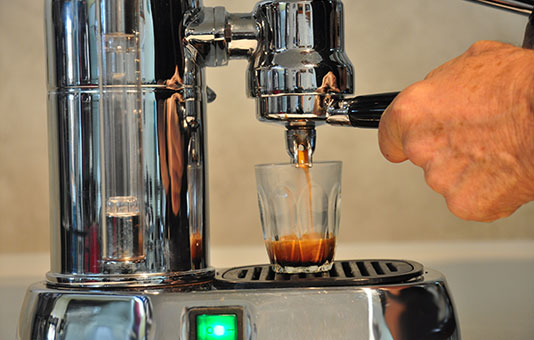 Coffee machine pouring
